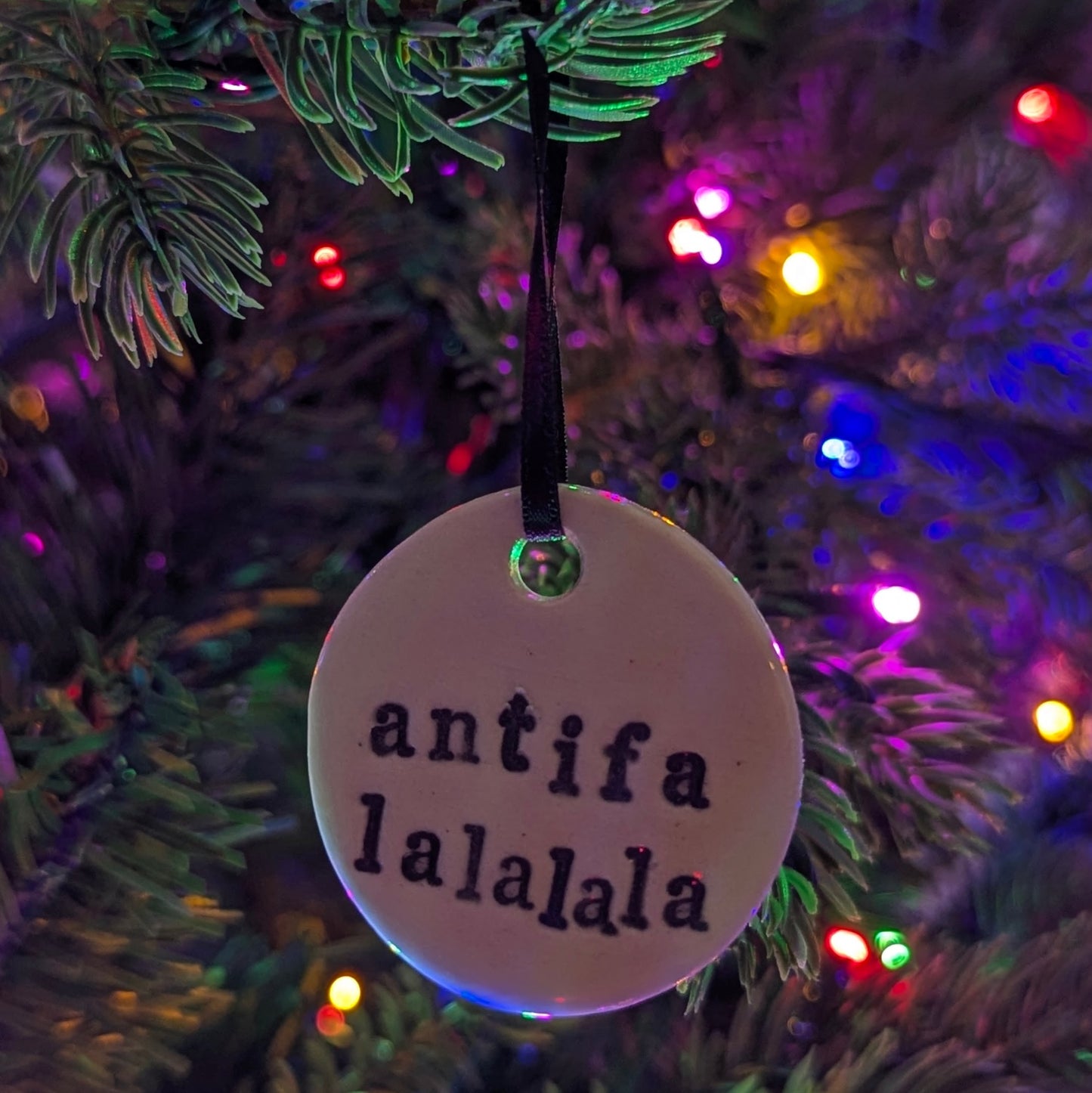 Ornament: Antifa-lalalala